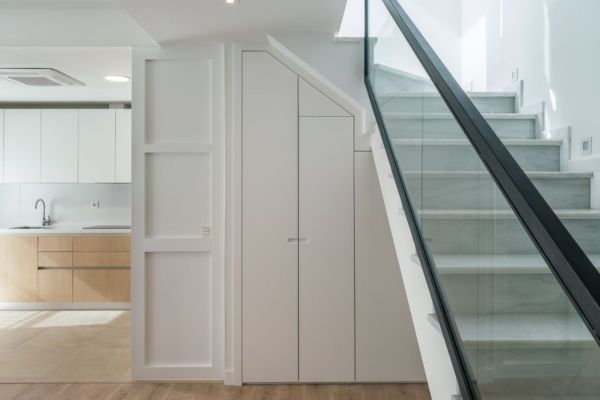 Armario a medida bajo escalera - Armarios AMP