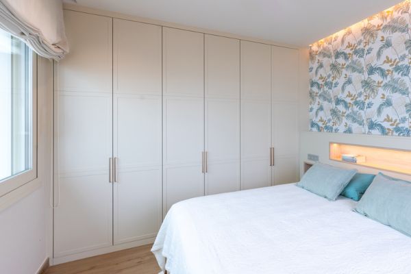 Armario empotrado a medida con molduras - Armarios AMP