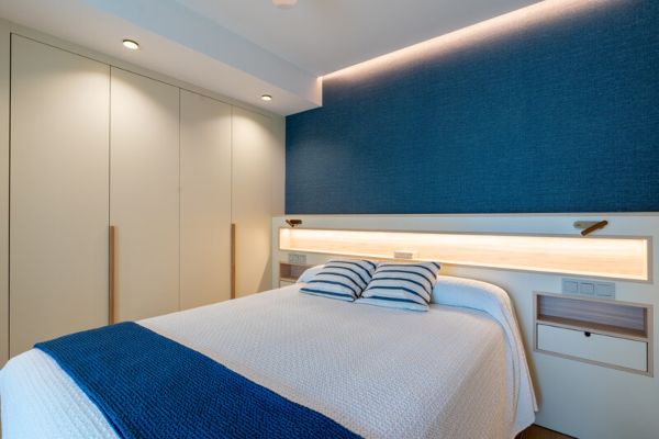 Armario empotrado a medida con tirador de roble - Armarios AMP